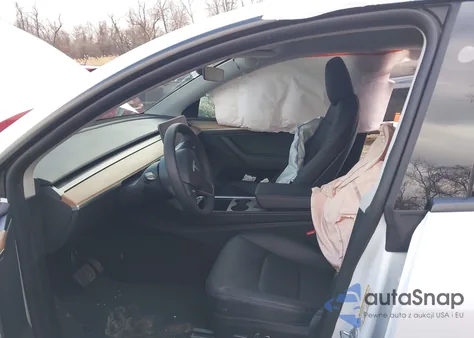 2024 Tesla Model Y Long Range Dual Motor All-Wheel Drive z USA, uszkodzony, nr VIN 7SAYGDEE2RA335897